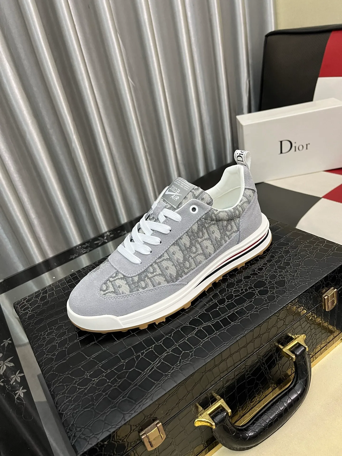Men's shoes💰420⌚️⌚️[Dior] Dior's new men's genuine leather casual shoes, the highest version on the market, any comparison is welcome🆚! The original leather has excellent texture and is super high-end! Fetal sheep net lining imported from Italy, removable pad! Luxurious materials and fine workmanship, highly recommended! Code number: 38-443️⃣Colors available